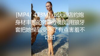 小吃店全景偷拍 B上粘了一块纸巾的小美女