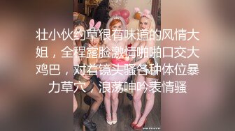 环境简陋难得一见粉穴美妞，今日秀钻被窝特写干净美穴，从下往上视角，摸几下就出水，乳晕也是分红色，搞得满脸潮红