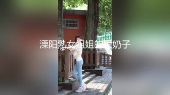 【新片速遞】 大表哥双飞表妹和闺蜜,双双穿上黑丝,闺蜜小茓明显更粉更嫩,艹起来更舒服[233M/MP4/28:29]