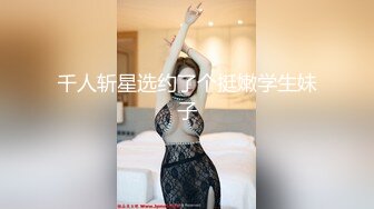 牛仔高跟性感OL美女 尿急还要排长队，前面好心人让给她先上，尿上终于舒了一口气，那神情乖啦！