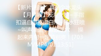 街上碰到两个发传单的小美女，打定主意守候黑衣服上厕所尿尿，这小肥逼真是诱人哦~~