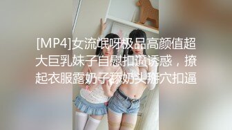 中年夫妻看着电视在客厅沙发大战一番骚妻