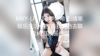 穿着角色扮演的火辣小 Ria 久留美 躺在你身上咧着嘴笑。