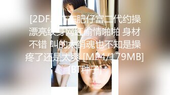 大神躲在浴室通风管看美女更衣美女喜欢扣屁眼[某房原版] (1)