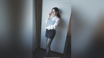 【新人推荐】巨乳女神牛仔裤露无毛骚穴自慰，呻吟不断