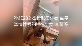 【户外露出】穿情趣内衣，坐在路边自慰，大胆给路人看