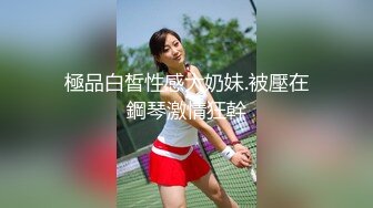 [MP4/ 900M] 眼镜骚熟女3P大战，两根屌轮流吃，骑乘边操边插嘴，后入猛怼小骚货，骑脸舔骚B，太骚了