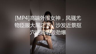 多毛粉穴婴儿肥极品美女，手指扣入淫水直流，边自慰边说骚话，扣的水声哗哗，快高潮了加快速度浪叫