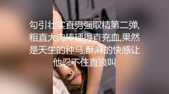 卖服装的骚妹妹，晚上关了店门回家穿丝袜，吵着要爱爱，躺在床上她自己爽了！