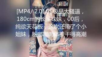 在工作时不经意露出了大吊,搞得小骚货控制不住跪舔起来