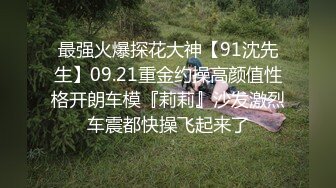 珍珠内裤开档黑丝露脸小甜心跟大哥激情啪啪，埋首胯下口交大鸡巴