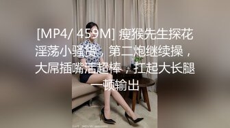 气质短发职场女白领露脸激情演绎，听狼友指挥撩骚互动各种诱人动作，揉奶玩逼特写展示，舔奶头好刺激别错过