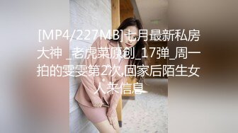 【魔手外购】美女如云！色胆包天坑神潜入商场女厕，前后位逼脸同框，特写偸拍多位小姐姐方便 (1)