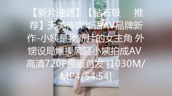 [MP4/ 936M] 阿拉蕾眼镜鸭舌帽妹子，带个肚兜儿道具自慰，插穴，刺激出了很多白浆