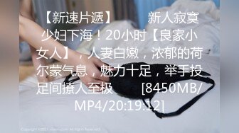 娇小的克洛伊得到了她的樱桃与大巧克力公鸡捣碎