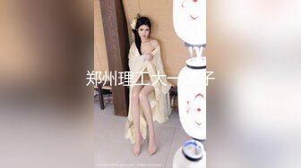 商场女厕后拍美女尿尿让人身临其境的感觉