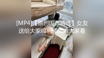 穿黑色连衣裙在床上被操