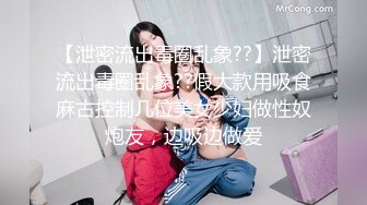 重口味SM苗条女孩性虐玩捆绑双腿绑住床上阴户露出毛刷刺激鲍鱼抽打后背就是痛并兴奋着