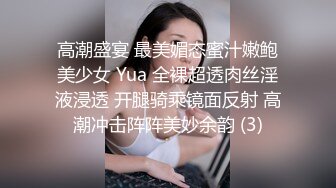 盐城公交车露出，清纯闷骚美少妇，上了车坐在最后一排，旁边还坐着一个男的，就这么明目张胆露奶！