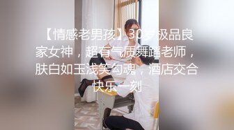 风骚小少妇，出租屋全裸诱惑，，白皙皮肤黑丝袜，翘起屁股看美穴，给男友吃JB，又舔又吸，表情很是享受