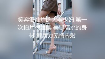 满是纹身的极品小女人全程露脸让大哥玩弄镜头前直播啪啪给狼友看，听指挥揉奶玩逼