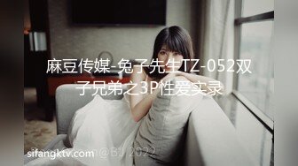 【新片速遞 】&nbsp;&nbsp;露出 美女在这么多人的地方掰逼露出 这胆子是真大 白虎粉穴超嫩 [98MB/MP4/01:22]