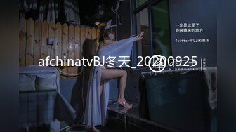 酒店嫖妓偷拍猥琐瘦男喝完王老吉干黑衣肤白卖淫女，老这么嫖小哥这小身板迟早被吸干