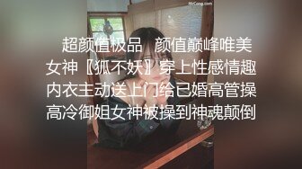 淫妻 绿帽就翘着二郎腿默默欣赏高颜值娇妻 翘起大屁屁上下嘴伺候着两根棒棒 这心境真不错