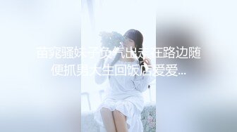 一边后入小姨的大屁股，一边给媳妇打语音。媳妇还在等小姨过去找她