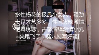 商场女厕连拍两位漂亮的小美女，好担心白衣妹把黑木耳扯下来