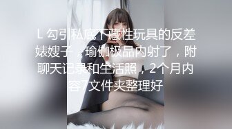 两个性感身材美女嫩妹子，脱光衣服躺穿上轮流操，呻吟声不断