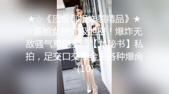 高颜值御姐美少妇，丝袜高跟诱惑，像个母狗一样跪在地上发骚诱惑狼友，揉奶玩逼特写展示舔手指的样子真骚