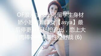 潜入茶楼女厕偷拍一个玩游戏的漂亮美女