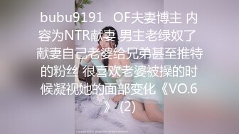 这条母狗是真的骚，屁股不停的扭来扭曲，祈求着被插入！ 小绿龟也很听话，头上套着沾满他老婆淫水的内裤，全程跪的笔直！