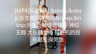 【某某门事件】第49弹 一大群骚货偷拍别人做爱，还当起了解说，女人骚起来，简直没男人什么事儿！