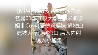 新流出全景后拍白衣黑裤披肩发美女硕大的肥唇格外突出