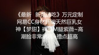 被大鸡巴干爽的无毛逼小妹子全程露脸伺候蒙面大哥啪啪，口交大鸡巴，乖巧听话激情上位插的好深主动亲吻大哥