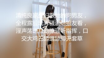 白T恤牛仔裤小姐姐这身服饰就是显身材，前凸后翘高挑笔直