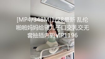 卧槽、这个逼厉害喔 大号电灯泡插逼逼 叫得淫荡死了！那么问题来了、什么样的大鸡巴才能满足她