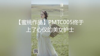 拉拉姐妹花露脸短发极品尤物少妇激情大秀直播，全程露脸让大姐穿上假鸡巴内裤爆草，吃奶玩逼