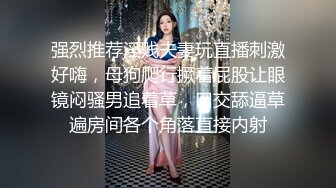 几个大老板去KTV里玩 看到身材火爆的小姐拿衣服 看一下奶子才给