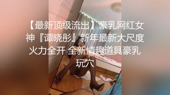 妹子洗手台上放个手机说脱就脱