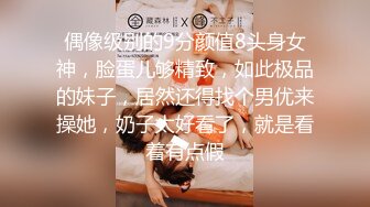 脸上红扑扑极品御姐居家发骚，带子情趣装开档黑丝，坐椅子上抬起双腿假屌爆插