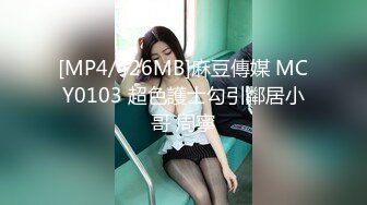 灯笼裤高跟美女拉大号粉嫩小穴大开口1