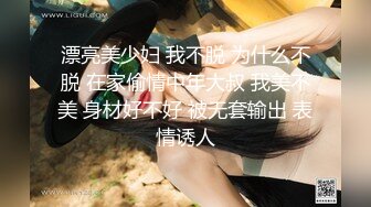 【红唇极品骚女爆乳骚穴】仰视视角，两大奶尽收眼底，超近特写小穴，手指磨蹭搞得很湿，跳蛋塞入拉扯流出白浆