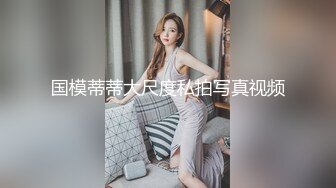 极品甜美牙套小表妹被眼镜小哥狂操，双腿肩上扛抽插，圆润蜜桃臀骑乘撞击，扶着细腰后入，表情可见一脸享受