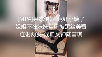 潜入商场女厕一路跟踪偷拍身材娇小的美少妇