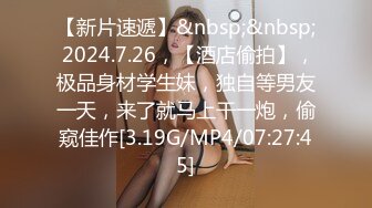 甜美漂亮小姐姐！被3个大汉轮番蹂躏！扒掉衣服揉捏奶子，边操逼边插嘴，淫语骚话不断，场面非常淫乱