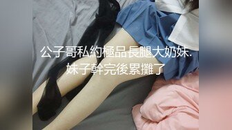 合租房冒死门缝偷窥 对门的美女洗完澡出来换衣服身材还挺不错