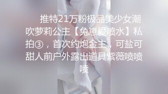 青春活力眼镜反差学生妹，长相老实，内心很开放，背後挂着自己写真艺术照